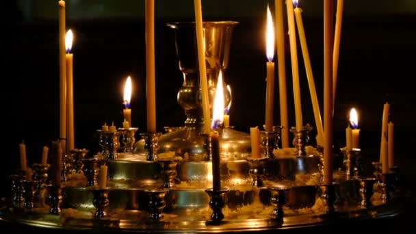 Nce Kilise Mumları Karanlık Yakın Çekimde Kutsal Görüntülerin Yakınında Bir — Stok video