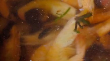 Orta boy deniz karidesleri aromatik otlar ile su bir tencerede kaynatılır, yakın