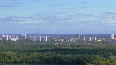 Kiev kentinde Dinyeper sol kıyısında panoramik bir genel bakış Video kroki, Ukrayna, Eylül 05, 2019 Verkhovna Rada yakınlarındaki bir gözlem platformundan