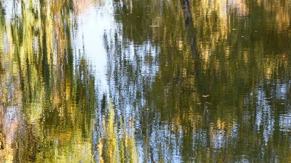 Φθινόπωρο πολύχρωμο φόντο νερού — Φωτογραφία Αρχείου