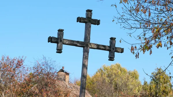 Vieja cruz cristiana de madera al lado del camino —  Fotos de Stock