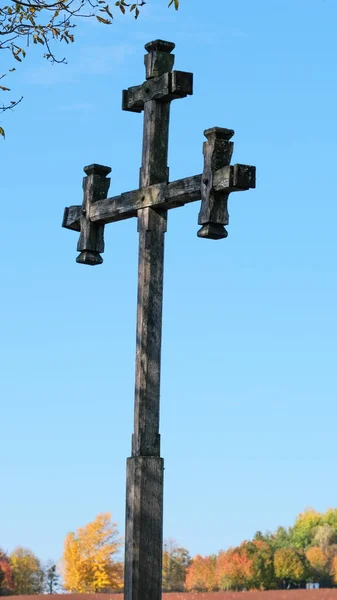 Starý dřevěný křesťanský kříž u silnice — Stock fotografie