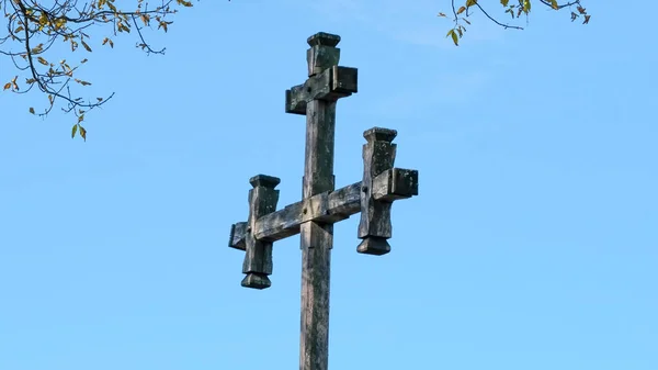 Vechi cruce rutieră creștină din lemn — Fotografie, imagine de stoc