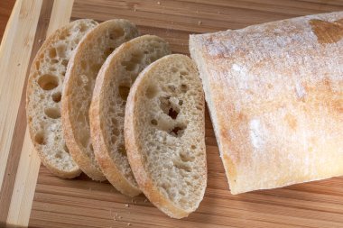 Yiyecek arka planı makro fotoğraf dilimlenmiş beyaz buğday ekmeği kesme tahtasında dilimlenmiş