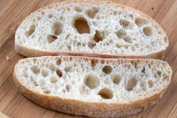 Lebensmittel Hintergrund Makro Foto Geschnitten Weißes Weizenbrot Auf Einem Schneidebrett — Stockfoto