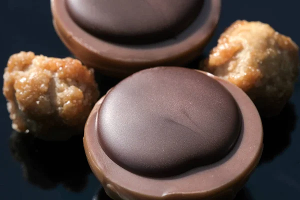Schokoladenbonbons Mit Nussfüllung Nahaufnahme Auf Einem Dunklen Spiegelhintergrund Makrofoto — Stockfoto