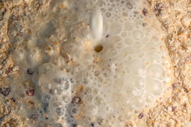 Anında yulaf ezmeli yulaf lapası. İçi süt dolu. Bakkal arkası makro fotoğraf.