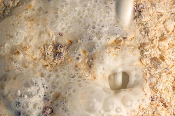 Gachas Avena Instantáneas Con Arándanos Rellenos Leche Cerca Fondo Tienda — Foto de Stock