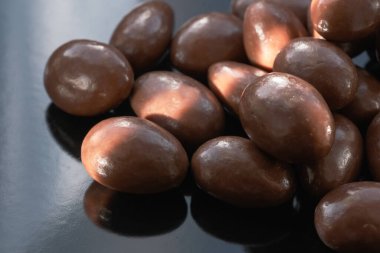 Çikolata kremalı kızarmış badem, market arka plan makro fotoğrafçılığı.