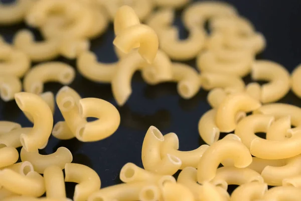 Kleine Pasta Gemaakt Van Tarwebloem Eieren Vallen Een Donker Tafelblad — Stockfoto