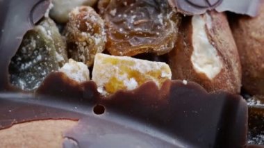 Market videosu arka planda fındıklı siyah çikolata kamera önünde zum efektiyle makro çekim yapıyor.