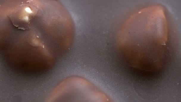 杂货店视频背景黑巧克力坚果旋转在镜头前宏观拍摄效果变焦 — 图库视频影像