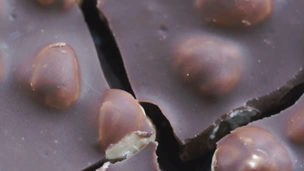 Levensmiddelenvideo Achtergrond Pure Chocolade Met Noten Draait Voorkant Van Camera — Stockvideo