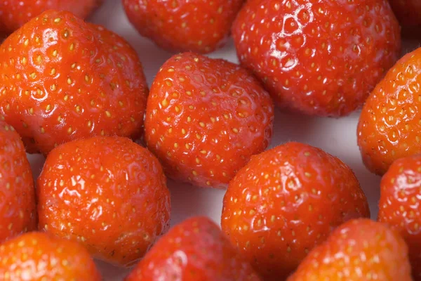 Süße Reife Erdbeere Eine Gabel Geheftet Aufgenommen Auf Weißem Hintergrund — Stockfoto
