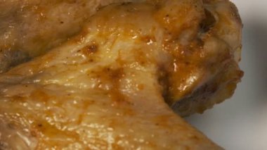 Meat market video arka plan yakın çekim tavuk kanatları ızgara makro yavaş döndürme kamera önünde