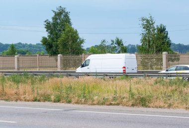 Kiev 'in çevre yolu yaz bulutlu araba çizimi.