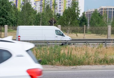 Kiev 'in çevre yolu yaz bulutlu araba çizimi.