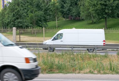 Kiev 'in çevre yolu yaz bulutlu araba çizimi.
