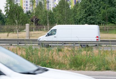 Kiev 'in çevre yolu yaz bulutlu araba çizimi.
