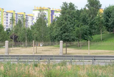 Kiev 'in çevre yolu yaz bulutlu araba çizimi.
