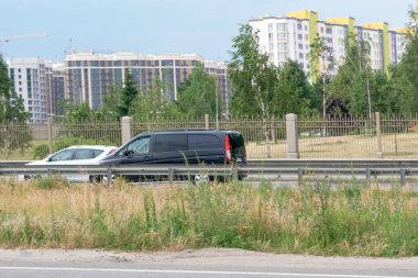 Kiev 'in çevre yolu yaz bulutlu araba çizimi.