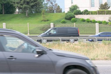 Kiev 'in çevre yolu yaz bulutlu araba çizimi.