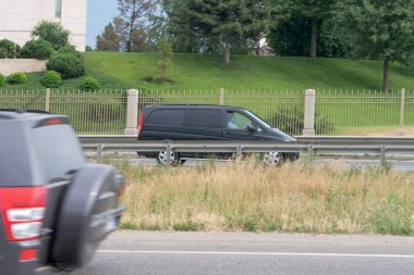 Kiev 'in çevre yolu yaz bulutlu araba çizimi.