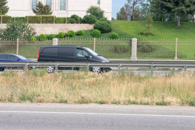 Kiev 'in çevre yolu yaz bulutlu araba çizimi.