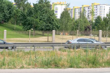 Kiev 'in çevre yolu yaz bulutlu araba çizimi.