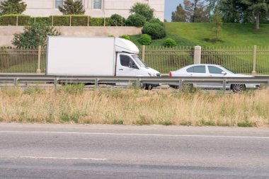 Kiev 'in çevre yolu yaz bulutlu araba çizimi.