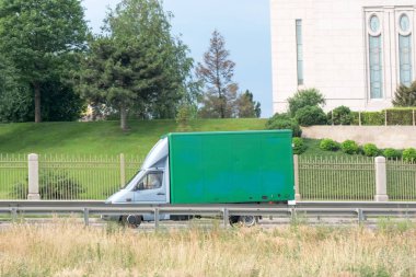 Kiev 'in çevre yolu yaz bulutlu araba çizimi.