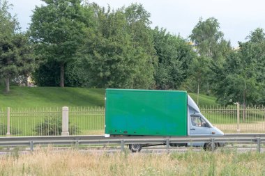 Kiev 'in çevre yolu yaz bulutlu araba çizimi.