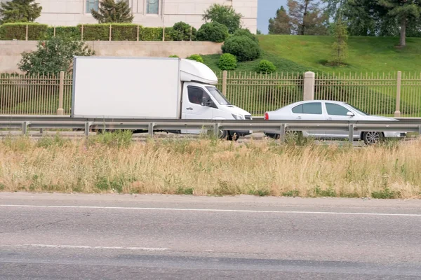 Kiev 'in çevre yolu yaz bulutlu araba çizimi.