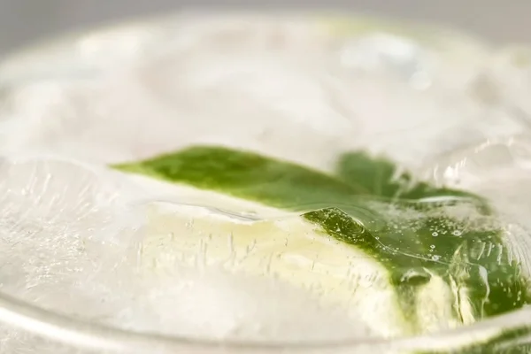 Limonada Refrescante Com Fatias Limão Com Gelo Copo Vidro Suado — Fotografia de Stock