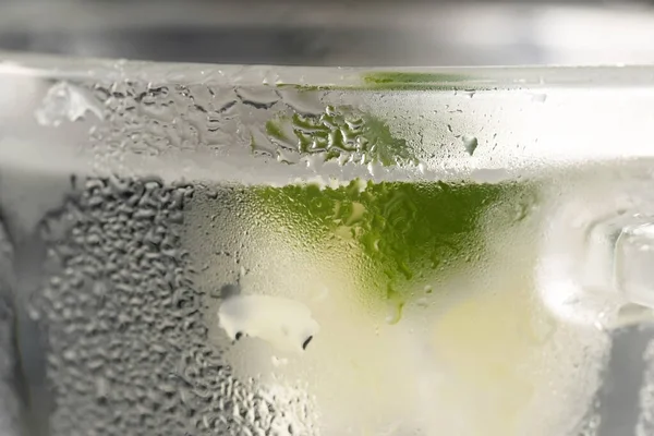 Limonada Refrescante Con Rodajas Lima Con Hielo Una Taza Vidrio —  Fotos de Stock