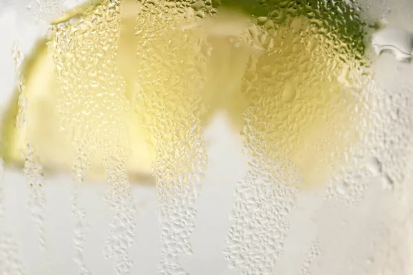 Limonada Refrescante Con Rodajas Lima Con Hielo Una Taza Vidrio —  Fotos de Stock