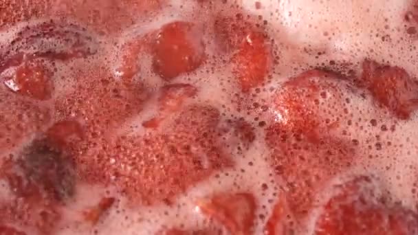 Der Prozess Der Herstellung Von Erdbeermarmelade Eigenen Saft Unter Zugabe — Stockvideo