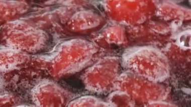 Çilek reçeli açık bir kasede pişirilir yakın çekim makro video zoom ve kamera hareketi gıda arka planını uygular