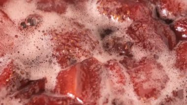 Çilek reçeli açık bir kasede pişirilir yakın çekim makro video zoom ve kamera hareketi gıda arka planını uygular