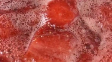 Çilek reçeli açık bir kasede pişirilir yakın çekim makro video zoom ve kamera hareketi gıda arka planını uygular