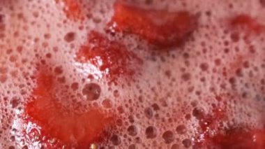 Çilek reçeli açık bir kasede pişirilir yakın çekim makro video zoom ve kamera hareketi gıda arka planını uygular