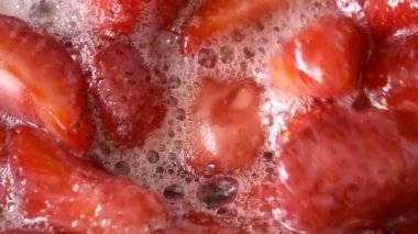 Çilek reçeli açık bir kasede pişirilir yakın çekim makro video zoom ve kamera hareketi gıda arka planını uygular