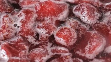 Çilek reçeli açık bir kasede pişirilir yakın çekim makro video zoom ve kamera hareketi gıda arka planını uygular