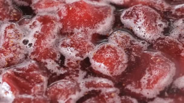 草莓果酱在自己的果汁中被烹调在一个开放的碗中 宏观视频放大和相机运动应用食物背景 — 图库视频影像
