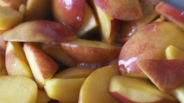 オープンパンで自宅で桃ジャムを調理ジュースシロップクローズアップマクロショット食品移動の背景 — ストック動画