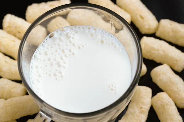 Glasdurchsichtiger Milchbecher Mit Maisstäbchen Auf Schwarzer Spiegeloberfläche Makrofotografie — Stockfoto