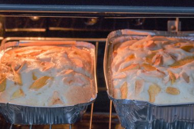 Gaz fırınının fırınında pişirilmiş lezzetli elmalı turta. Yakın çekim makro fotoğraf.