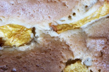 Gaz fırınında pişirilmiş enfes şeftalili turta. Yakın çekim makro fotoğraf.