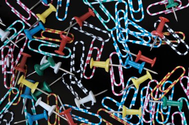 Siyah arkaplan makro fotoğrafçılığına çok renkli ataçlar.