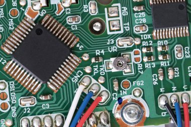 Cihazın dijital elektronik devre kartında çipler ve diğer detaylar yakın çekim makro fotoğrafçılık